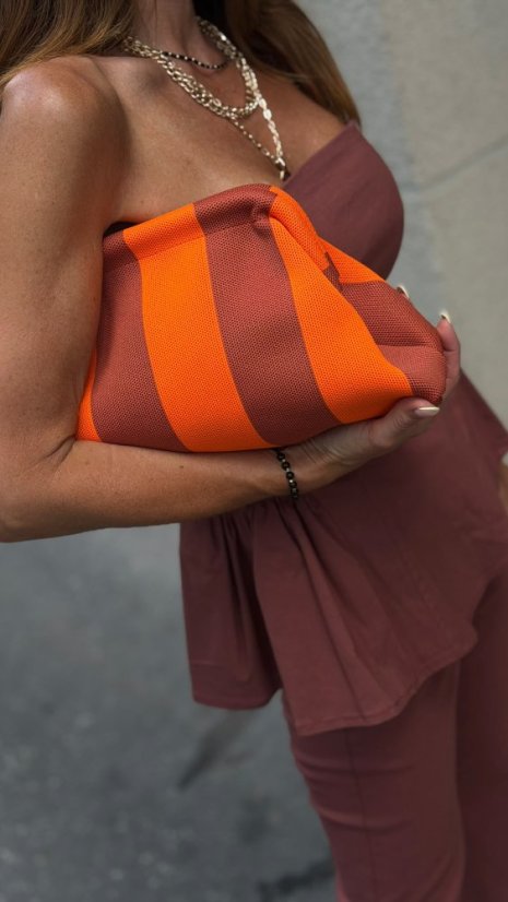 Oranžová pruhovaná letná kabelka Sito v ruke ženy k letnému outfitu