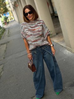 Dámske modré wide leg rifle Relaxed Cargo s voľným strihom, originálnym pásom a kovovými gombíkmi. Dámske modré wide leg rifle Relaxed Cargo s voľným strihom, originálnym pásom a kovovými gombíkmi.