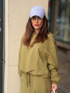 olivová mikina s nariaseným rukávom na žene v ležérnom outfite olivová mikina s nariaseným rukávom na žene v ležérnom outfite