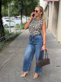 modré mom fit rifle s vysokým pásom a voľnejším strihom na postave