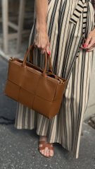 Karamelová kožená kabelka s pleteným efektom, elegantná priestranná kabelka z pravej kože