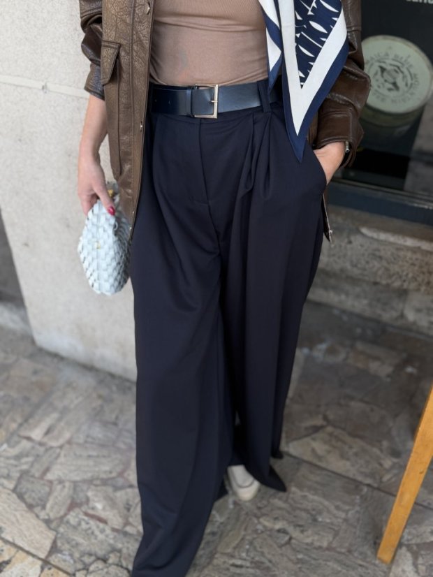 tmavomodré široké dámske nohavice elegantného strihu nosené v mestskom outfite