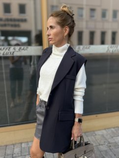 Tmavomodrá dámska vesta s predĺženým strihom a klopami, elegantný minimalistický štýl Tmavomodrá dámska vesta s predĺženým strihom a klopami, elegantný minimalistický štýl