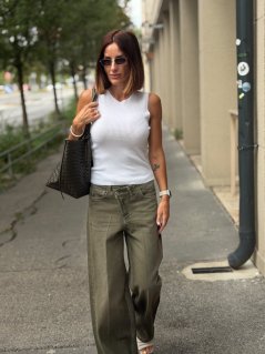 Dámske biele rebrované tričko Belie bez rukávov s jemným véčkovým výstrihom Dámske biele rebrované tričko Belie bez rukávov s jemným véčkovým výstrihom
