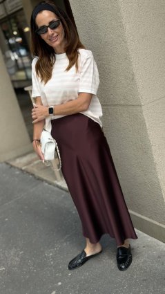 Bordová saténová midi sukňa Imperial v A-strihu, elegantná lesklá sukňa pre ženský look Bordová saténová midi sukňa Imperial v A-strihu, elegantná lesklá sukňa pre ženský look