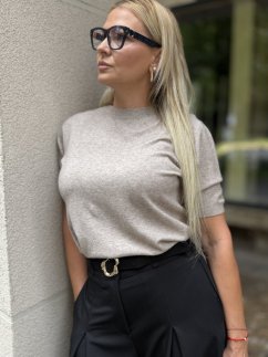 Dámsky béžový sveter s krátkym rukávom, jemný úplet a minimalistický dizajn
