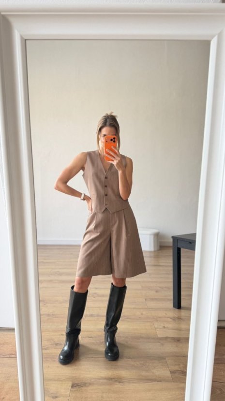 hnedá prúžkovaná vesta bez rukávov s gombíkmi v elegantnom business outfite