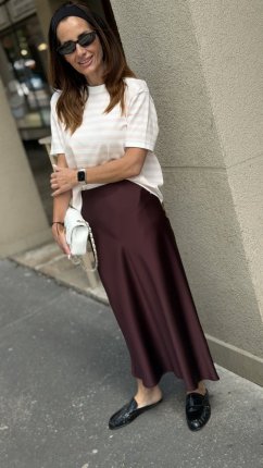 Bordová saténová midi sukňa Imperial v A-strihu, elegantná lesklá sukňa pre ženský look