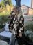 Hnedé oversize sako s cow print vzorom, kombinované s džínsami a hnedým svetrom – jesenný outfit v prírodných tónoch