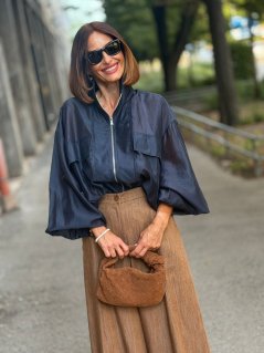 Tmavomodrá bomber bunda Mihosis s lesklým povrchom, voľným rukávom a zapínaním na zips. Tmavomodrá bomber bunda Mihosis s lesklým povrchom, voľným rukávom a zapínaním na zips.