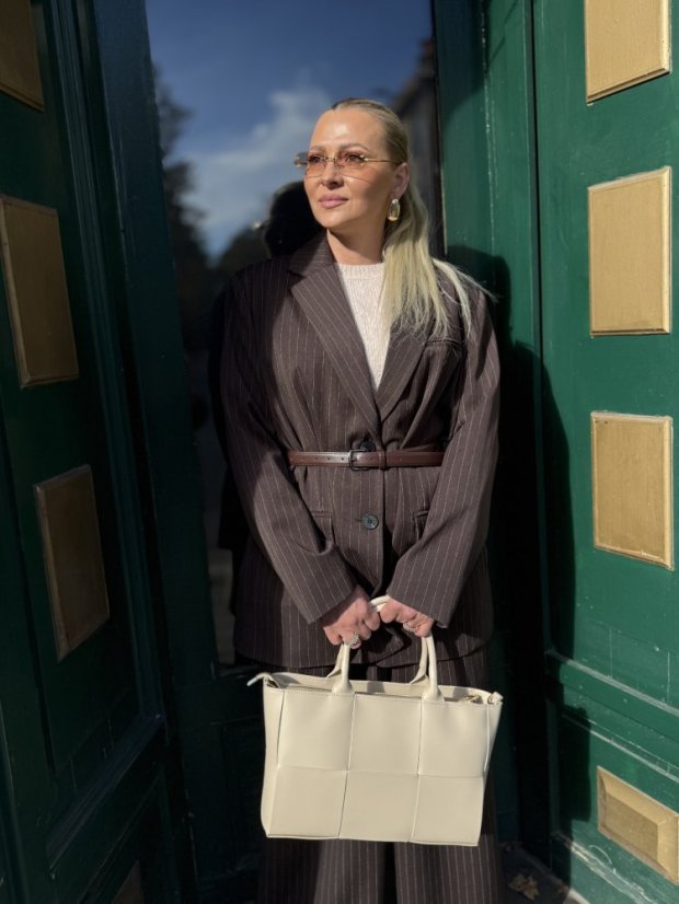 Tmavohnedé prúžkované sako s opaskom v páse, elegantný jesenný outfit pre ženy.