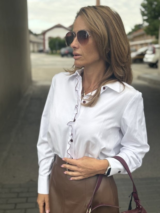 Biela dámska košeľa s volánovým lemovaním a bordovým prešitím, elegantný taliansky štýl.