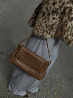 hnedá prepletaná kožená kabelka s elegantným tvarom do ruky na denné nosenie