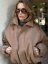 Karamelová bunda z brúsenej kože s golierom a elastickými lemami – elegantný jesenný outfit