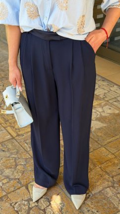 tmavomodré široké elegantné nohavice s pukmi v business outfite tmavomodré široké elegantné nohavice s pukmi v business outfite