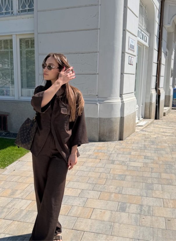 hnedý elegantný komplet na žene so širokými nohavicami a šatkou