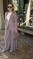 elegantný kostým fangio s jemným prúžkom a širokými nohavicami na žene
