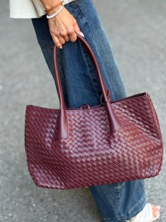 Burgundy kožená kabelka Lusso s prepletaným dizajnom, dlhými rúčkami a priestranným shopper tvarom.