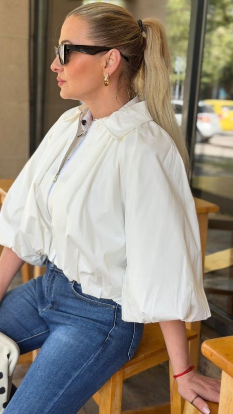 biela crop bunda s balónovým rukávom a zipsom v modernom mestskom outfite