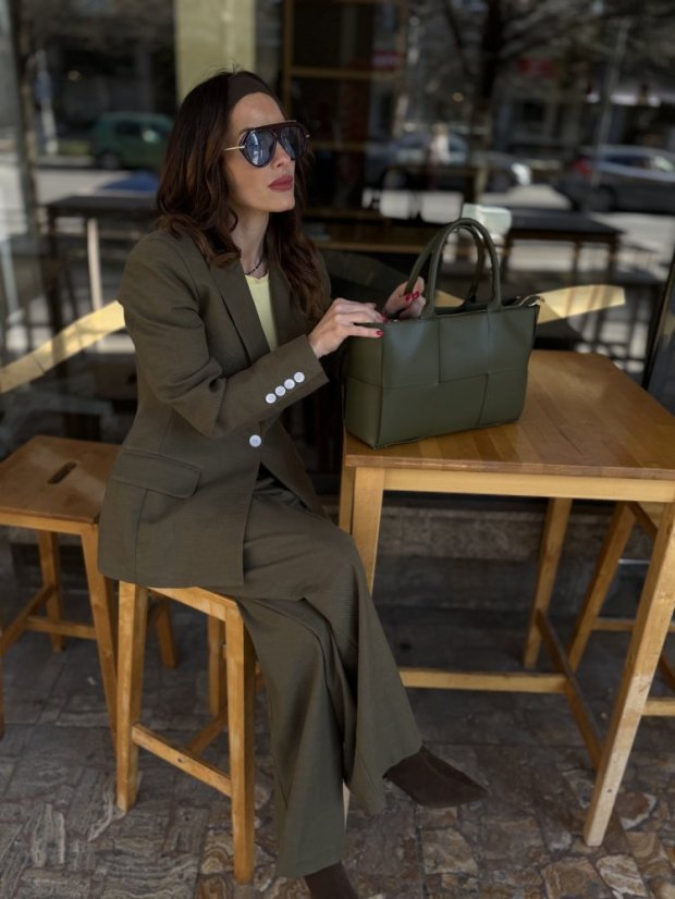 Olivovozelená kožená kabelka s prepletaným dizajnom a pevnou rúčkou, elegantná dámska kabelka z pravej kože