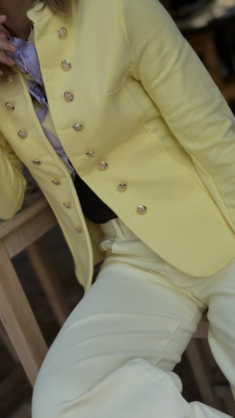 žlté bavlnené sako s ozdobnými gombíkmi v elegantnom dámskom outfite