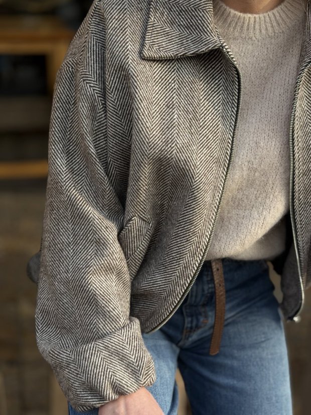 Šedá bunda so vzorom rybej kosti a zapínaním na zips, elegantný jesenný outfit s rolákom a koženými nohavicami