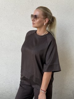 Hnedý dámsky oversize top s krátkym rukávom a jemným leskom, ideálny pre elegantné aj ležérne outfity Hnedý dámsky oversize top s krátkym rukávom a jemným leskom, ideálny pre elegantné aj ležérne outfity