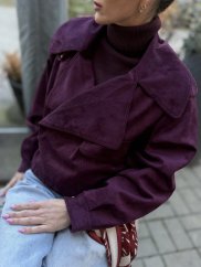 Brúsená koženková bunda v odtieni burgundy s výraznými klopami, elegantný taliansky štýl.