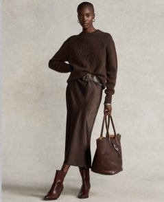 Saténová midi sukňa Imperial v hnedom odtieni Moro, padavý strih s elegantným leskom pre ženský jesenný look. Saténová midi sukňa Imperial v hnedom odtieni Moro, padavý strih s elegantným leskom pre ženský jesenný look.