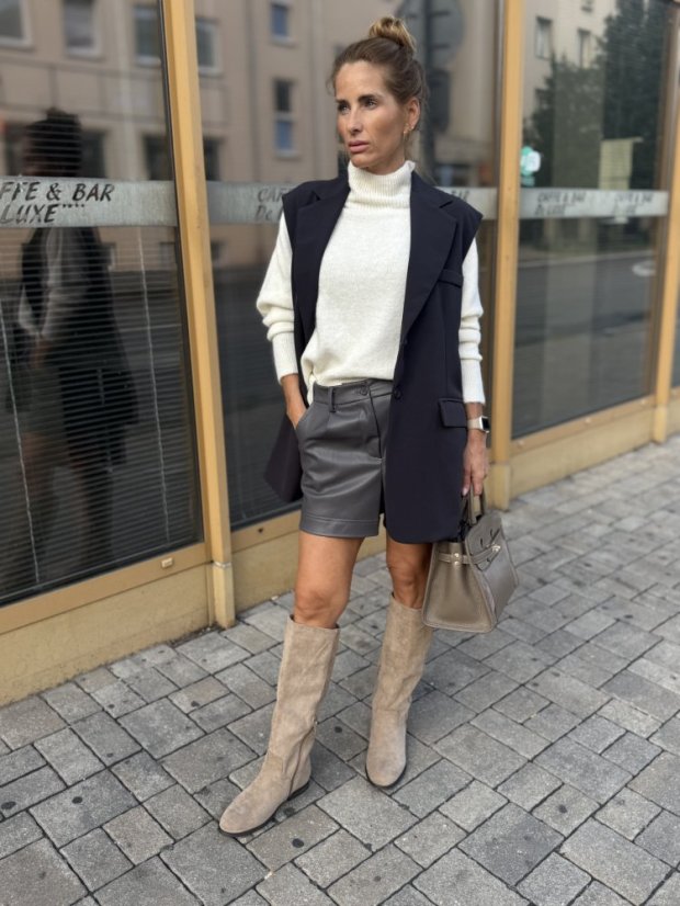 Tmavomodrá dámska vesta s predĺženým strihom a klopami, elegantný minimalistický štýl