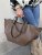 Taupe shopper kabelka z kože s dvojitými uchami – elegantný doplnok pre každodenné nosenie