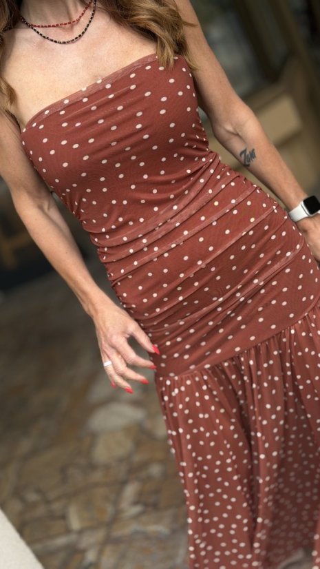 Tehlové maxi šaty s bielymi bodkami, riasením a splývavou sukňou