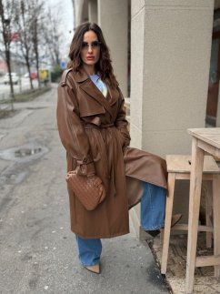 Hnedý prechodný trenčkot s viazaním v páse v elegantnom mestskom štýle Hnedý prechodný trenčkot s viazaním v páse v elegantnom mestskom štýle