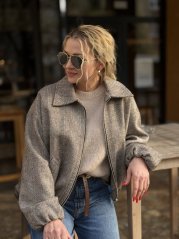 Šedá bunda so vzorom rybej kosti a zapínaním na zips, elegantný jesenný outfit s rolákom a koženými nohavicami Šedá bunda so vzorom rybej kosti a zapínaním na zips, elegantný jesenný outfit s rolákom a koženými nohavicami