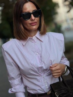 Ružová pásikavá košeľa Pastels s golierom a prekríženým detailom v páse na modelke.