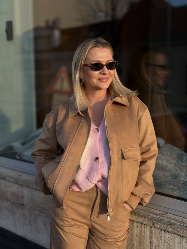 Camel bomber bunda z jemne brúseného materiálu so semišovým vzhľadom