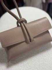 Pudrovo ružová kožená mini kabelka s uzlovým držadlom, elegantná na svadby a letné outfity