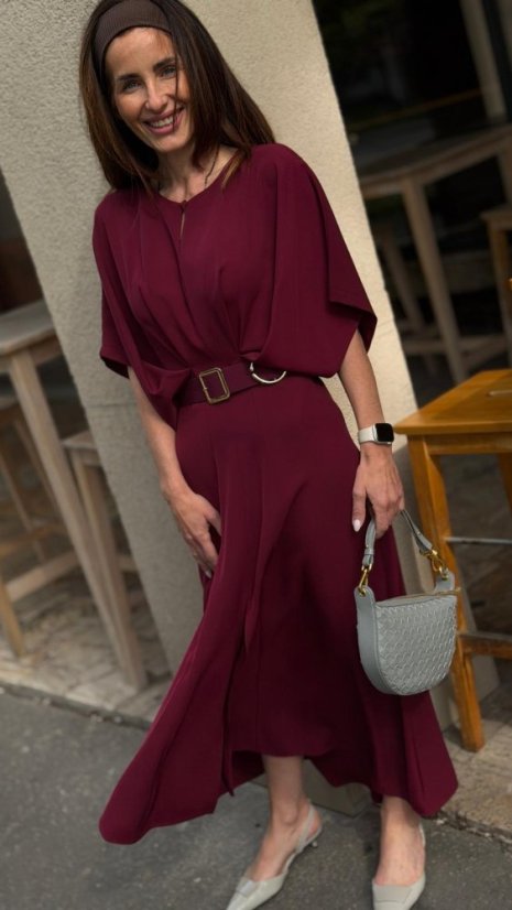 vínové elegantné šaty s opaskom v páse a splývavým strihom na žene vínové elegantné šaty s opaskom v páse a splývavým strihom na žene