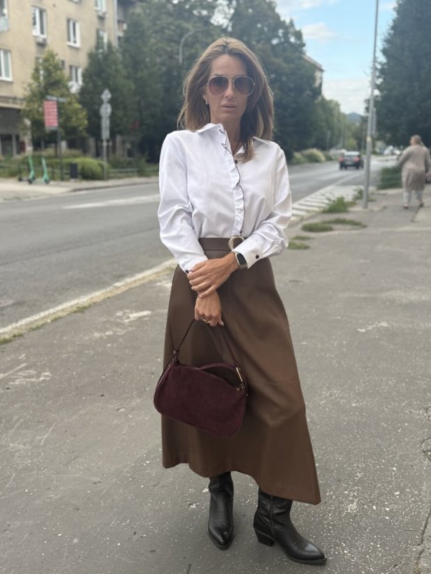 Biela dámska košeľa s volánovým lemovaním a bordovým prešitím, elegantný taliansky štýl.