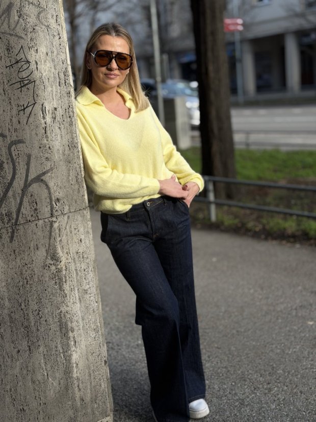 Žltý dámsky sveter s jemným límcom z mäkkého úpletu v elegantnom strihu
