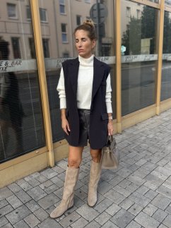 Tmavomodrá dámska vesta s predĺženým strihom a klopami, elegantný minimalistický štýl Tmavomodrá dámska vesta s predĺženým strihom a klopami, elegantný minimalistický štýl