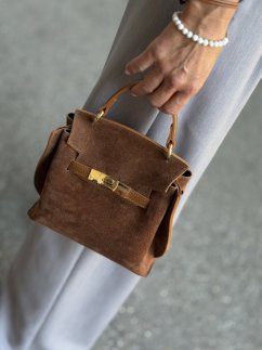 Camel mini kabelka z brúsenej kože so zlatým kovaním.