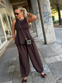 Hnedé široké nohavice Milano s voľným strihom, skladmi v páse a jemne stiahnutým spodným lemom. Hnedé široké nohavice Milano s voľným strihom, skladmi v páse a jemne stiahnutým spodným lemom.