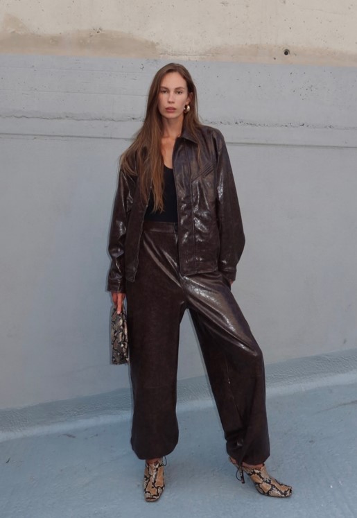 Hnedá dámska koženková bunda v oversized štýle s jemným leskom