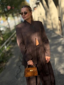 Hnedé sako Milano Brown s čistou líniou, minimalistickým zapínaním a predĺženým strihom. Hnedé sako Milano Brown s čistou líniou, minimalistickým zapínaním a predĺženým strihom.