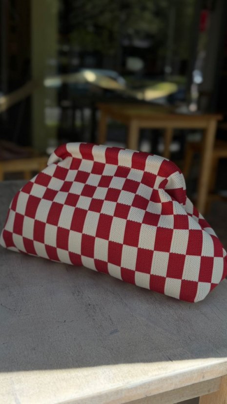 krémovo-červená letná kabelka s kockovaným vzorom a mäkkým tvarom