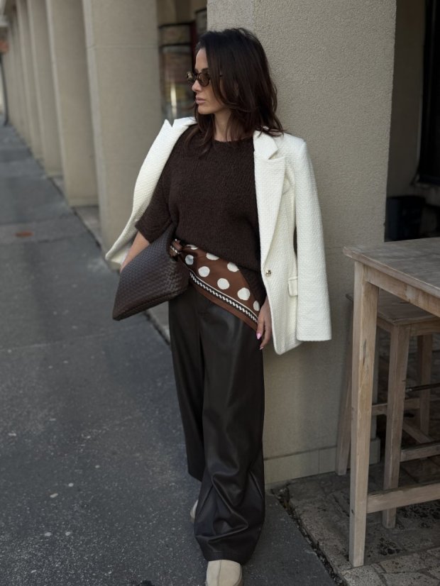 Tmavohnedý oversize sveter s krátkym rukávom, elegantný jesenný outfit pre ženy.