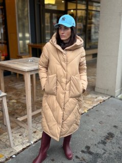 béžová prešívaná dámska bunda s kapucňou v mestskom outfite béžová prešívaná dámska bunda s kapucňou v mestskom outfite