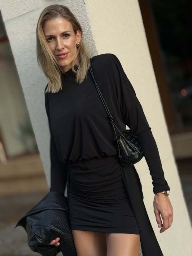 Čierne talianske šaty Kate s priliehavým strihom, dlhými rukávmi, výrazným riasením a bočným viazaním