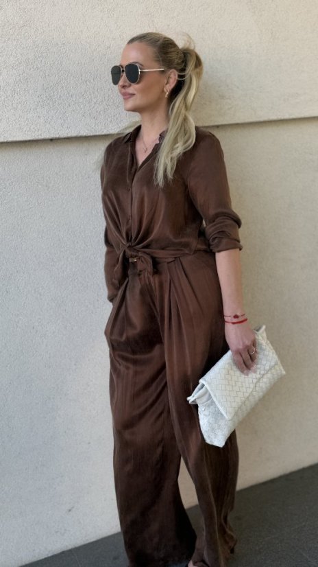 hnedé splývavé nohavice s jemným leskom v elegantnom mestskom outfite